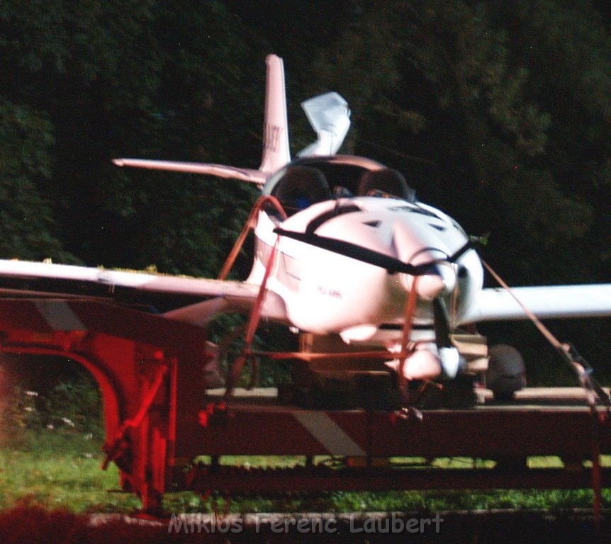 BF Koeln Kleinflugzeug in Koeln Flittard abgestuerzt  P66.JPG